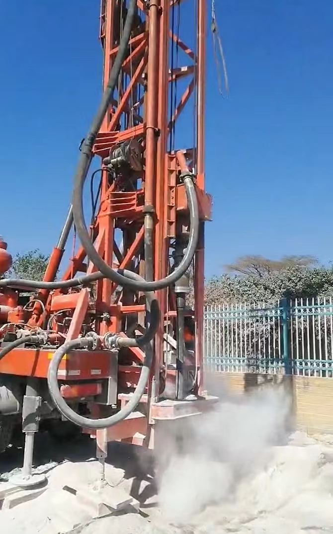 科曼多钻机CDC-400K车载钻机在非洲钻井